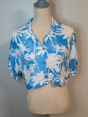 Blue & White Hawaiian Palm Tree Print Crop Button-Up Top
